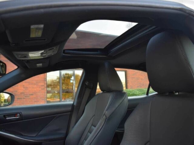 Белый Лексус ИС, объемом двигателя 2 л и пробегом 80 тыс. км за 9900 $, фото 9 на Automoto.ua