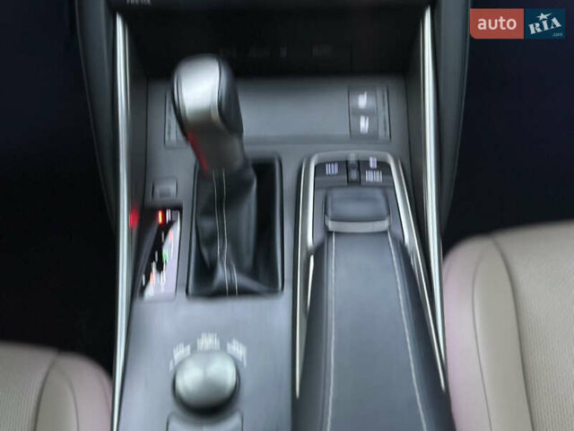 Белый Лексус ИС, объемом двигателя 2 л и пробегом 150 тыс. км за 17999 $, фото 24 на Automoto.ua