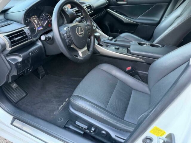 Белый Лексус ИС, объемом двигателя 2 л и пробегом 75 тыс. км за 5900 $, фото 7 на Automoto.ua