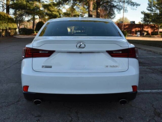 Белый Лексус ИС, объемом двигателя 2 л и пробегом 80 тыс. км за 9900 $, фото 4 на Automoto.ua