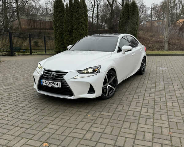 Белый Лексус ИС, объемом двигателя 2 л и пробегом 115 тыс. км за 17700 $, фото 2 на Automoto.ua