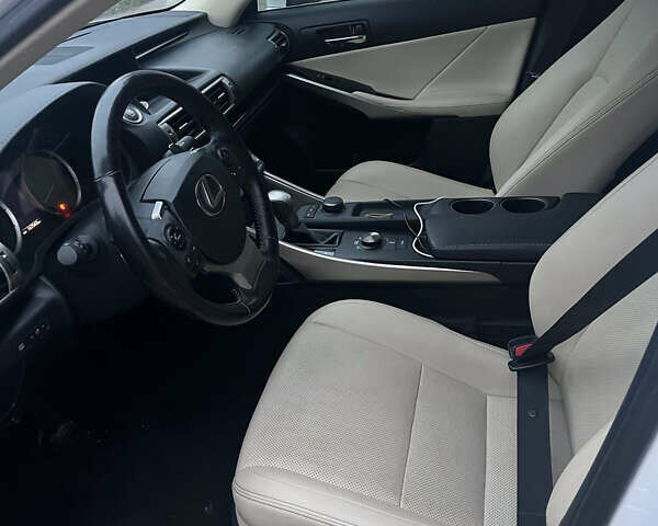 Белый Лексус ИС, объемом двигателя 0 л и пробегом 168 тыс. км за 17999 $, фото 6 на Automoto.ua