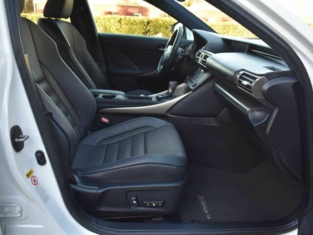 Белый Лексус ИС, объемом двигателя 2 л и пробегом 80 тыс. км за 9900 $, фото 8 на Automoto.ua