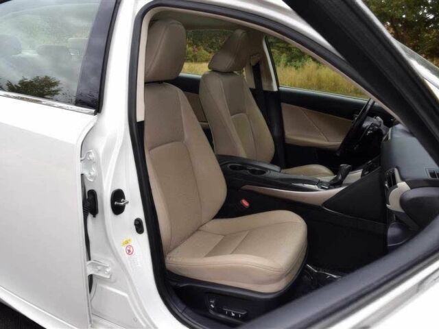 Белый Лексус ИС, объемом двигателя 3.5 л и пробегом 74 тыс. км за 4900 $, фото 8 на Automoto.ua