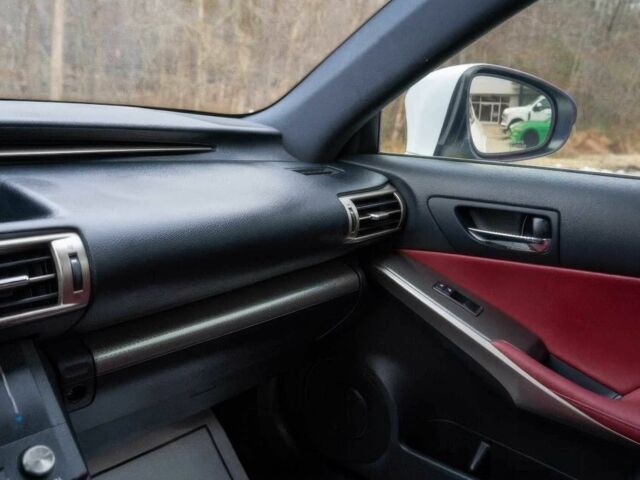 Белый Лексус ИС, объемом двигателя 3.5 л и пробегом 74 тыс. км за 11100 $, фото 8 на Automoto.ua