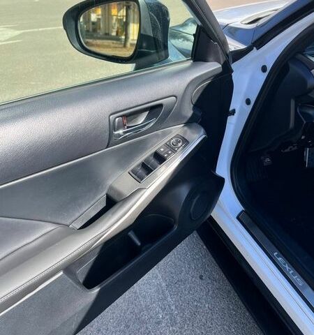 Белый Лексус ИС, объемом двигателя 2 л и пробегом 113 тыс. км за 17500 $, фото 9 на Automoto.ua