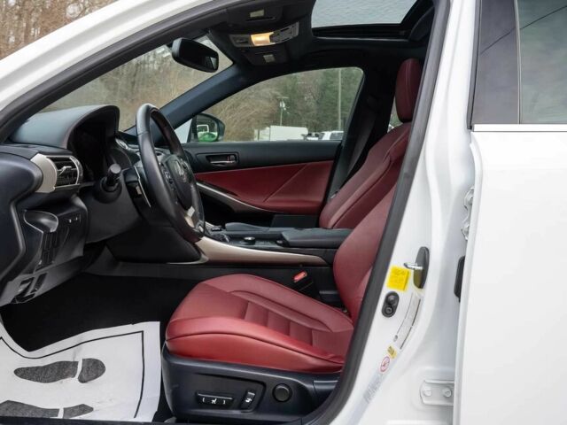 Белый Лексус ИС, объемом двигателя 3.5 л и пробегом 74 тыс. км за 11100 $, фото 4 на Automoto.ua