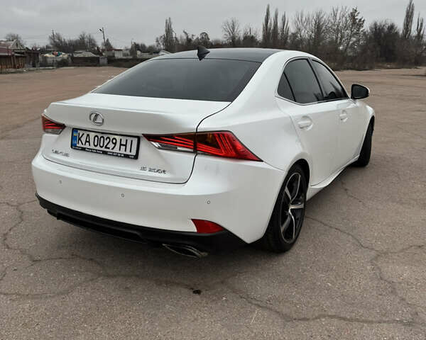 Белый Лексус ИС, объемом двигателя 2 л и пробегом 115 тыс. км за 16900 $, фото 3 на Automoto.ua