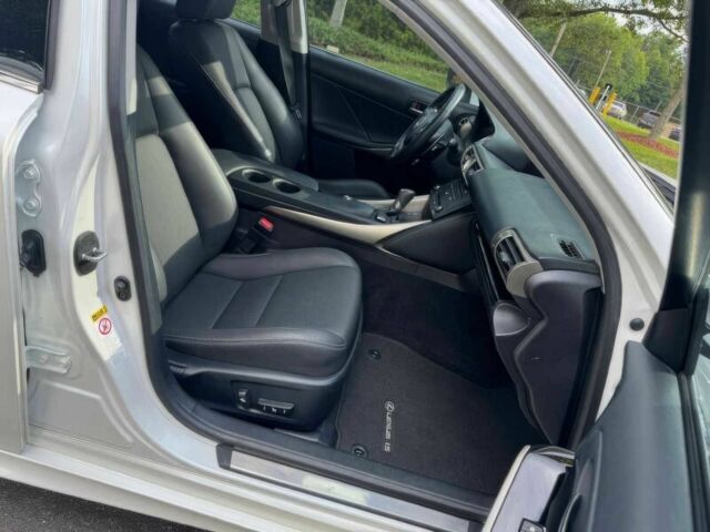 Лексус ИС 2016 в Львове на Automoto.ua Белый Лексус ИС, объемом двигателя 2 л и пробегом 73 тыс. км за 14500 $, фото 9 на Automoto.ua