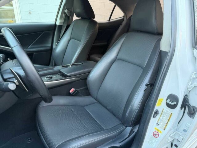 Белый Лексус ИС, объемом двигателя 2 л и пробегом 75 тыс. км за 5900 $, фото 9 на Automoto.ua