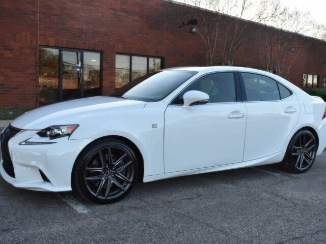 Белый Лексус ИС, объемом двигателя 2 л и пробегом 80 тыс. км за 9900 $, фото 2 на Automoto.ua