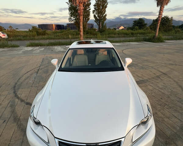 Белый Лексус ИС, объемом двигателя 2 л и пробегом 95 тыс. км за 14000 $, фото 2 на Automoto.ua