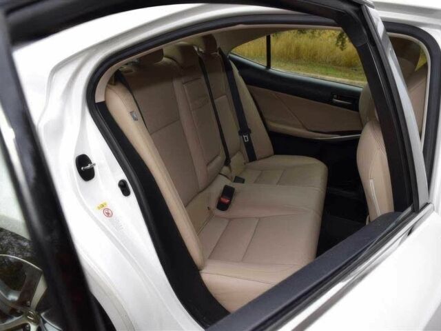 Белый Лексус ИС, объемом двигателя 3.5 л и пробегом 74 тыс. км за 4900 $, фото 10 на Automoto.ua