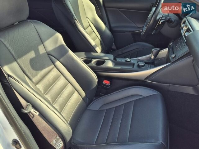 Белый Лексус ИС, объемом двигателя 2 л и пробегом 94 тыс. км за 20500 $, фото 13 на Automoto.ua