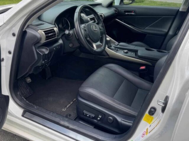 Лексус ИС 2016 в Львове на Automoto.ua Белый Лексус ИС, объемом двигателя 2 л и пробегом 73 тыс. км за 14500 $, фото 8 на Automoto.ua