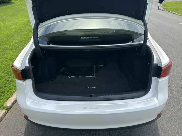 Белый Лексус ИС, объемом двигателя 3.5 л и пробегом 50 тыс. км за 11000 $, фото 13 на Automoto.ua