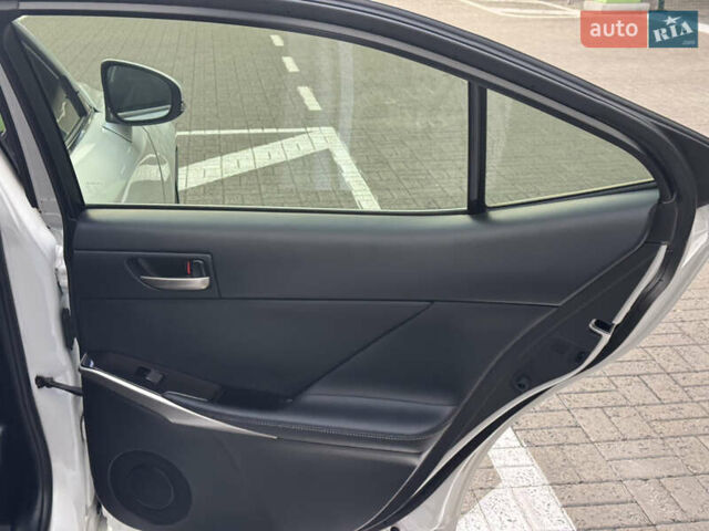 Белый Лексус ИС, объемом двигателя 2 л и пробегом 59 тыс. км за 20700 $, фото 15 на Automoto.ua