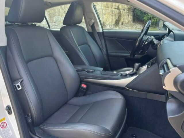 Белый Лексус ИС, объемом двигателя 3.5 л и пробегом 61 тыс. км за 5900 $, фото 8 на Automoto.ua