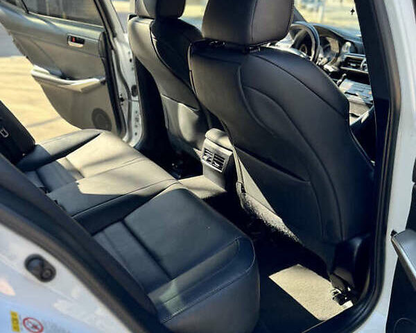 Белый Лексус ИС, объемом двигателя 2 л и пробегом 83 тыс. км за 20000 $, фото 9 на Automoto.ua