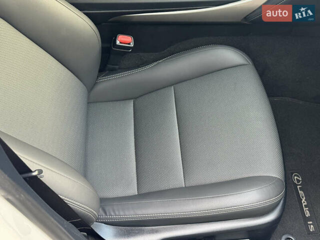 Белый Лексус ИС, объемом двигателя 2 л и пробегом 59 тыс. км за 20700 $, фото 20 на Automoto.ua