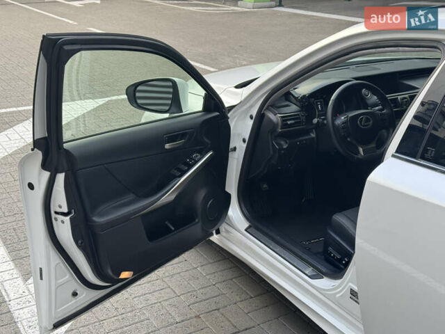 Белый Лексус ИС, объемом двигателя 2 л и пробегом 59 тыс. км за 20700 $, фото 10 на Automoto.ua