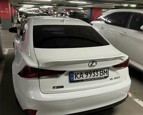 Белый Лексус ИС, объемом двигателя 2 л и пробегом 113 тыс. км за 20000 $, фото 3 на Automoto.ua