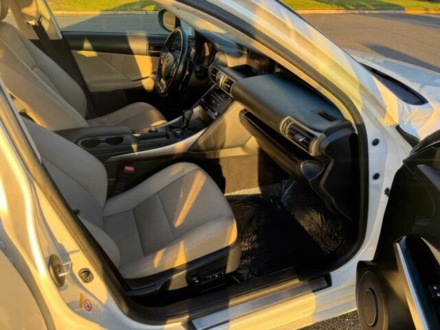 Белый Лексус ИС, объемом двигателя 3.5 л и пробегом 64 тыс. км за 11100 $, фото 9 на Automoto.ua