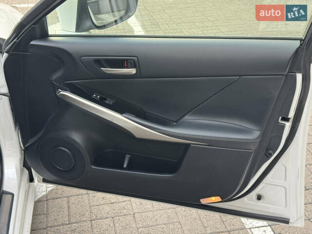 Белый Лексус ИС, объемом двигателя 2 л и пробегом 59 тыс. км за 20700 $, фото 18 на Automoto.ua