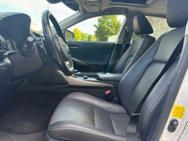 Белый Лексус ИС, объемом двигателя 3.5 л и пробегом 61 тыс. км за 5900 $, фото 7 на Automoto.ua