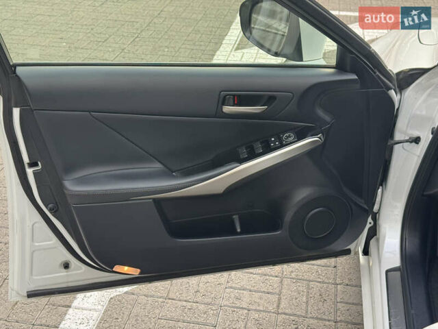 Белый Лексус ИС, объемом двигателя 2 л и пробегом 59 тыс. км за 20700 $, фото 11 на Automoto.ua