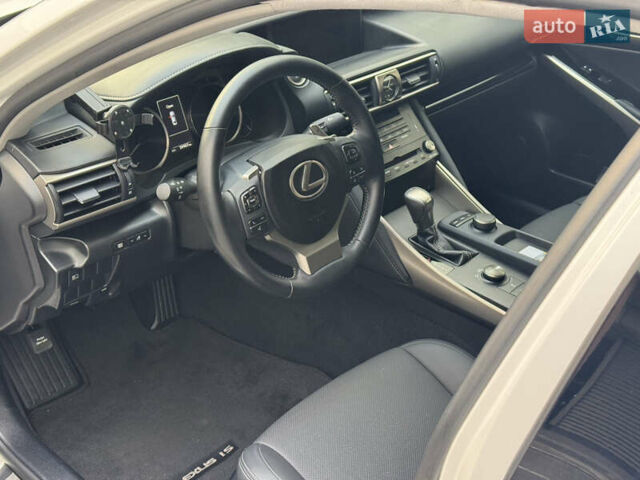 Белый Лексус ИС, объемом двигателя 2 л и пробегом 59 тыс. км за 20700 $, фото 12 на Automoto.ua