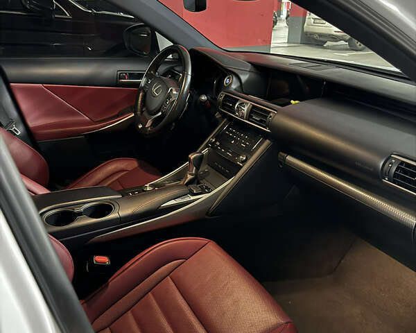 Белый Лексус ИС, объемом двигателя 2 л и пробегом 113 тыс. км за 22000 $, фото 9 на Automoto.ua