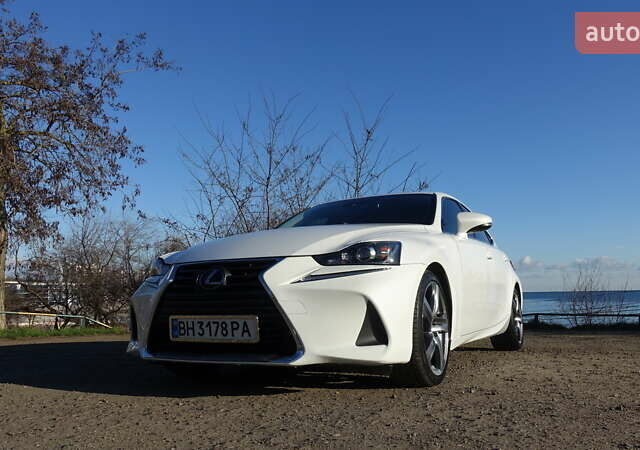 Белый Лексус ИС, объемом двигателя 3.46 л и пробегом 61 тыс. км за 26000 $, фото 1 на Automoto.ua