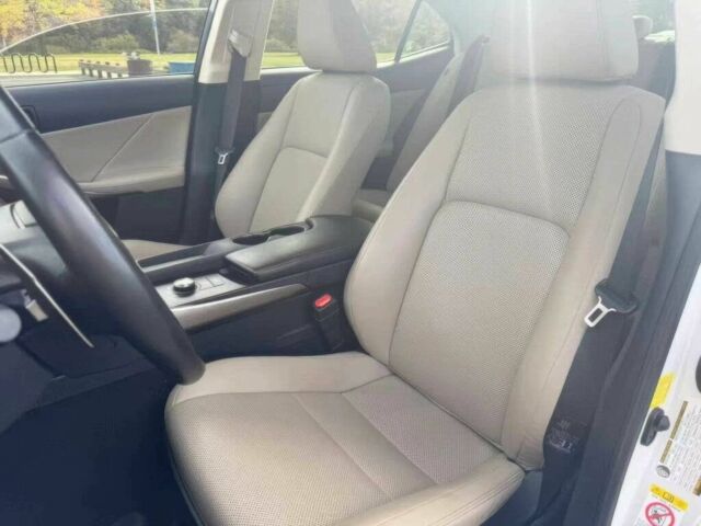 Белый Лексус ИС, объемом двигателя 3.5 л и пробегом 41 тыс. км за 8500 $, фото 9 на Automoto.ua