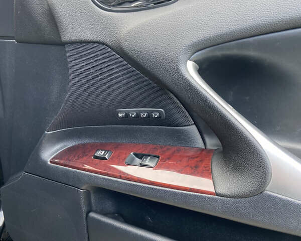 Чорний Лексус ІС, об'ємом двигуна 2.23 л та пробігом 256 тис. км за 8200 $, фото 16 на Automoto.ua