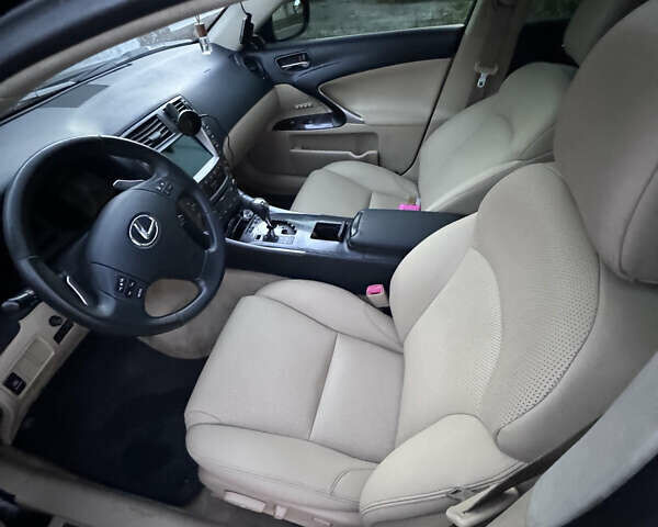 Черный Лексус ИС, объемом двигателя 2.5 л и пробегом 300 тыс. км за 6500 $, фото 1 на Automoto.ua