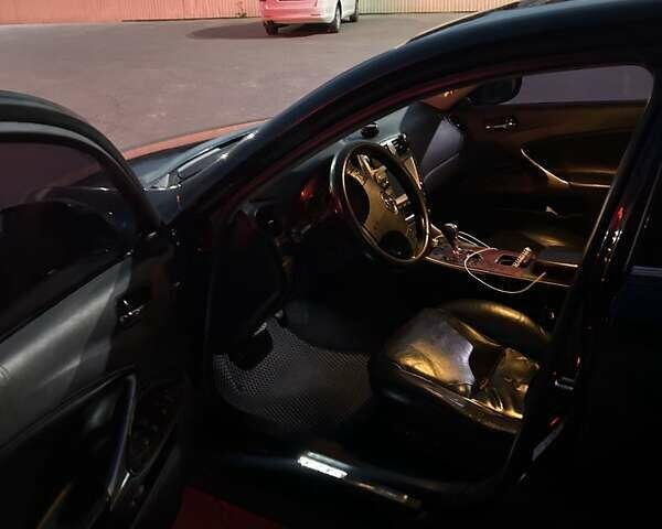 Черный Лексус ИС, объемом двигателя 3 л и пробегом 300 тыс. км за 7000 $, фото 4 на Automoto.ua