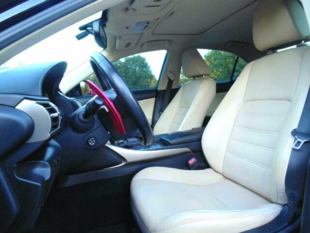 Черный Лексус ИС, объемом двигателя 2.5 л и пробегом 87 тыс. км за 4250 $, фото 5 на Automoto.ua