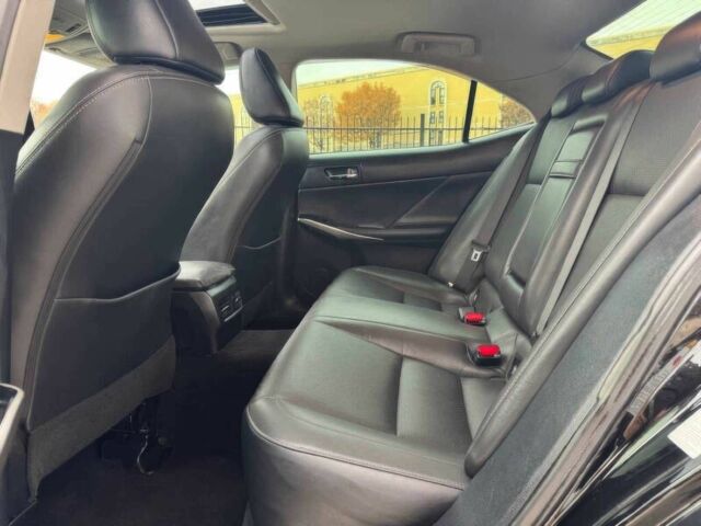 Черный Лексус ИС, объемом двигателя 3.5 л и пробегом 71 тыс. км за 11100 $, фото 9 на Automoto.ua