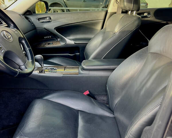 Коричневый Лексус ИС, объемом двигателя 2.5 л и пробегом 169 тыс. км за 10800 $, фото 8 на Automoto.ua