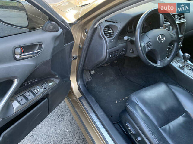 Коричневий Лексус ІС, об'ємом двигуна 2.5 л та пробігом 71 тис. км за 13900 $, фото 3 на Automoto.ua
