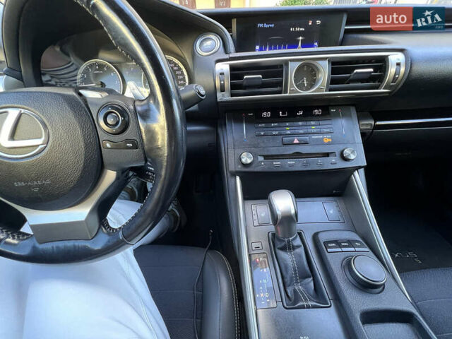 Красный Лексус ИС, объемом двигателя 2.5 л и пробегом 107 тыс. км за 19900 $, фото 5 на Automoto.ua