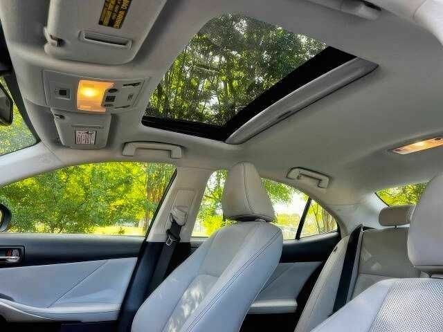 Красный Лексус ИС, объемом двигателя 2.5 л и пробегом 110 тыс. км за 3900 $, фото 18 на Automoto.ua