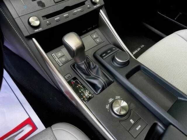 Красный Лексус ИС, объемом двигателя 2.5 л и пробегом 110 тыс. км за 3900 $, фото 16 на Automoto.ua