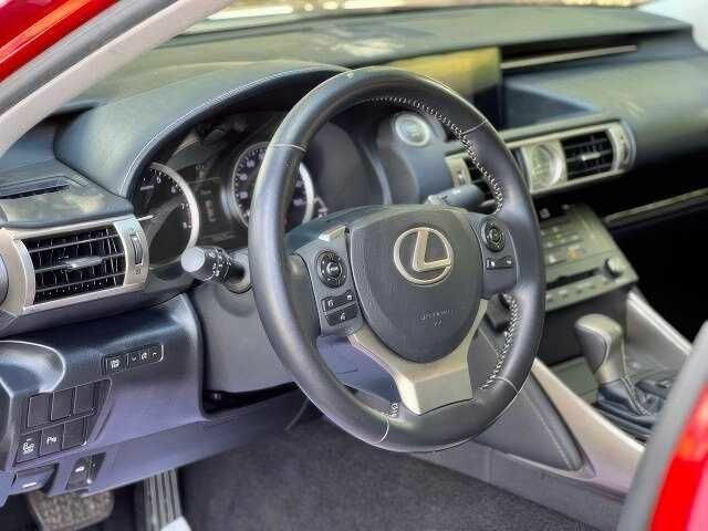 Красный Лексус ИС, объемом двигателя 2.5 л и пробегом 110 тыс. км за 3900 $, фото 8 на Automoto.ua