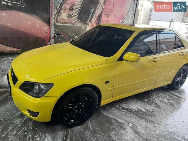 Желтый Лексус ИС, объемом двигателя 3 л и пробегом 292 тыс. км за 7000 $, фото 1 на Automoto.ua