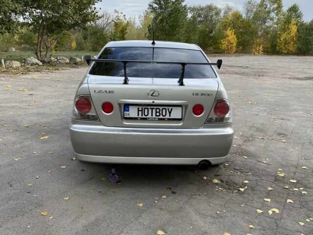 Серый Лексус ИС, объемом двигателя 2 л и пробегом 363 тыс. км за 5200 $, фото 1 на Automoto.ua