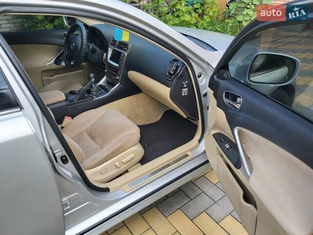 Сірий Лексус ІС, об'ємом двигуна 2.23 л та пробігом 235 тис. км за 6600 $, фото 3 на Automoto.ua