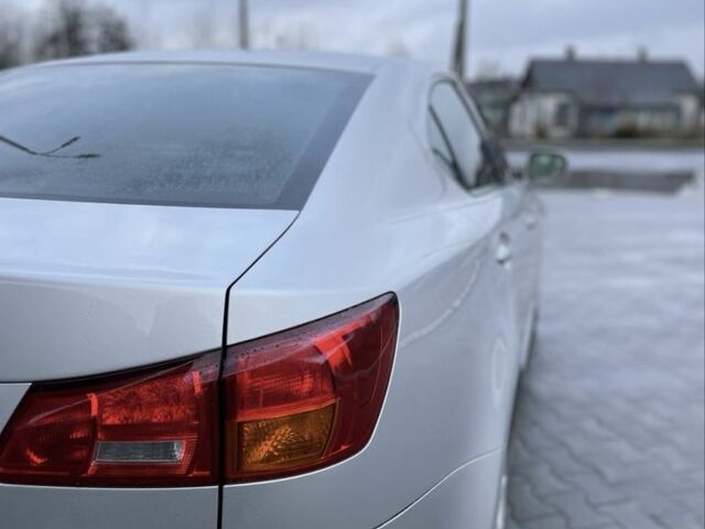 Сірий Лексус ІС, об'ємом двигуна 2.2 л та пробігом 361 тис. км за 4600 $, фото 6 на Automoto.ua