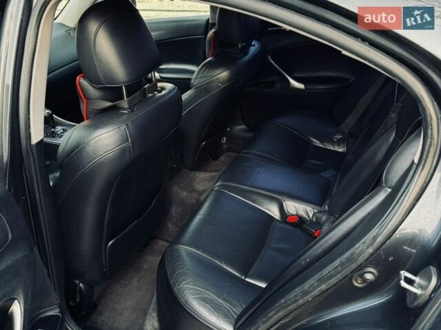 Сірий Лексус ІС, об'ємом двигуна 2.5 л та пробігом 256 тис. км за 8900 $, фото 7 на Automoto.ua